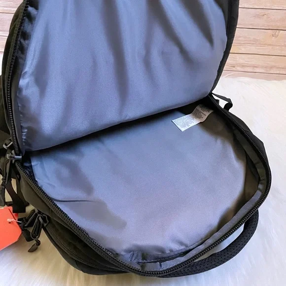 The North Face Unisex Recon Black 30 Liter Backpack - Picture 6 of 9